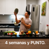 Hombre analizando una piña en una cocina con alimentos saludables y el mensaje 